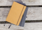 Caderno Recycled Leather | A5 | Linhas cor castanho vista de ambiente