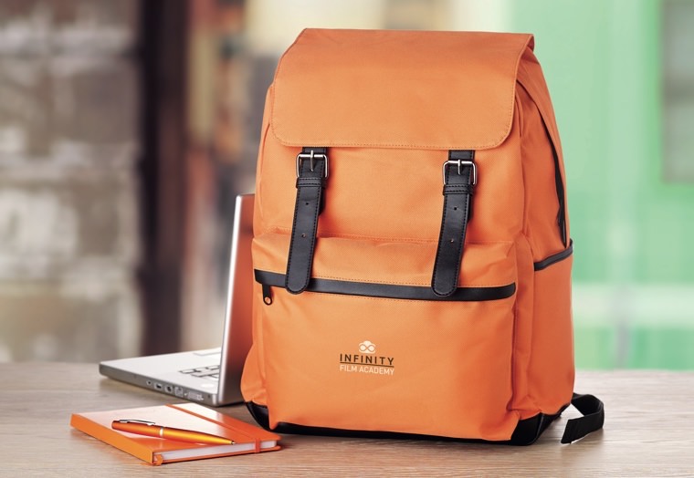 Cada vez mais empresas incluem mochilas personalizadas no kit de boas-vindas
