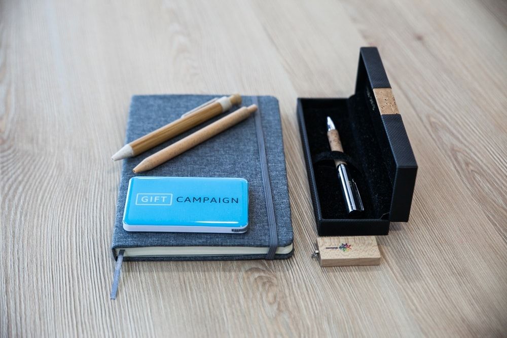 caderno personalizado e canetas