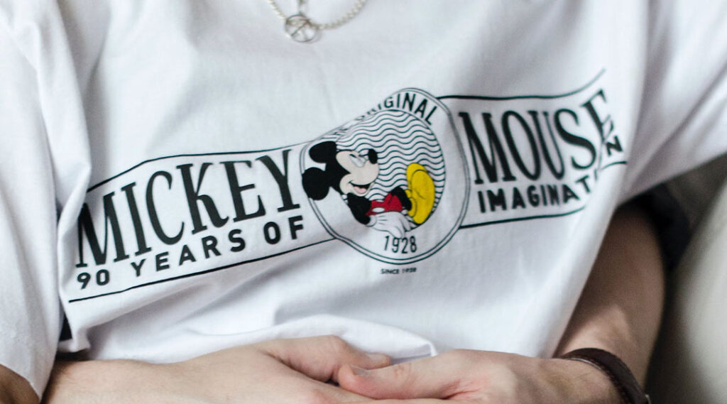 Disney t-shirt com logotipo