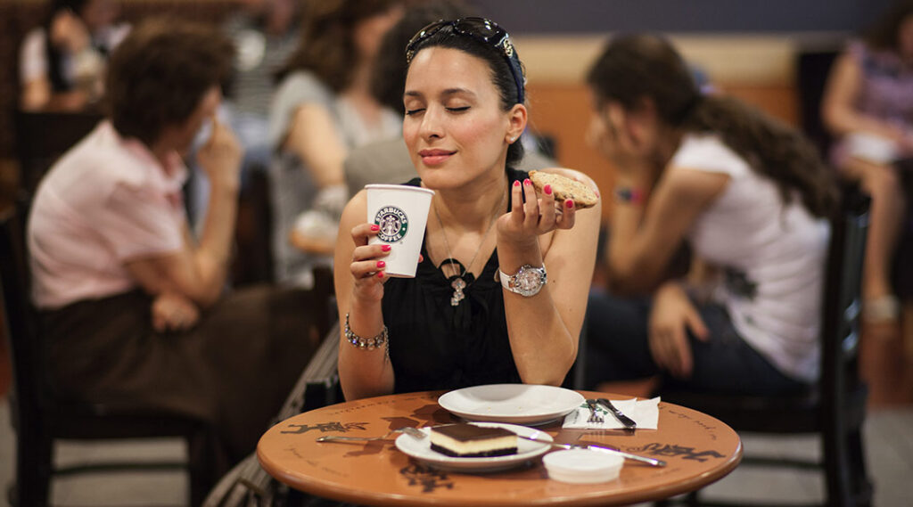 Mulher a beber um café no Starbucks