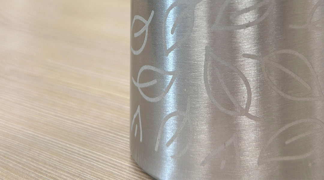 Gravação a laser em garrafa de metal