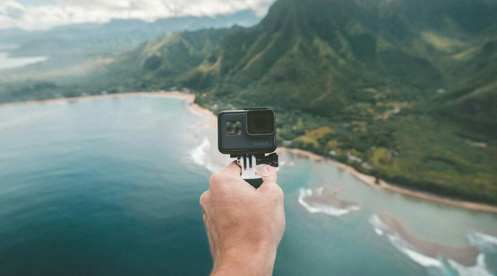 GoPro com uma praia de fundo