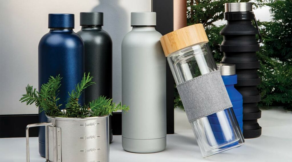 garrafas de àgua reutilizáveis de diferentes materiais, capacidades e cores
