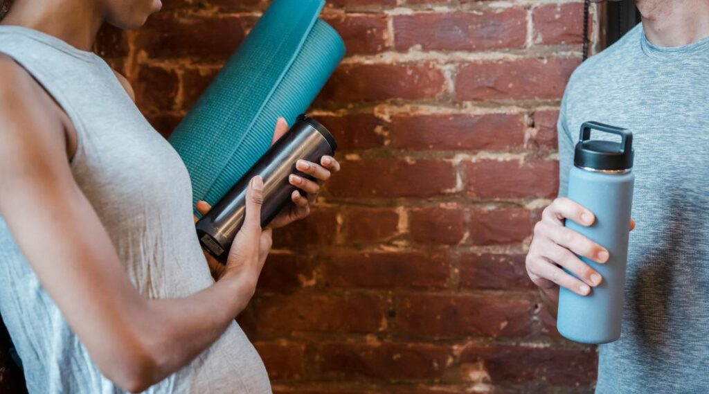 atletas com garrafas de água térmicas antes de inciar o treino