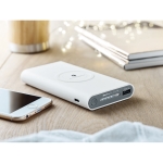 Powerbank sem fios com acabamento em borracha de 8.000 mAh Wireless cor branco vista conjunto