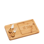Tábua de queijos para brindar os clientes com dois utensílios Cheddar vista principal