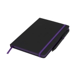 Caderno com caneta e detalhes coloridos, folhas A5 pautadas BlackBook cor violeta segunda vista frontal