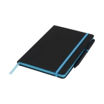 Caderno com caneta e detalhes coloridos, folhas A5 pautadas BlackBook cor azul-claro segunda vista frontal