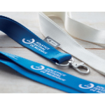 Lanyard de RPET com mosquetão metálico e fecho de segurança 20mm cor azul-marinho