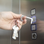 Porta-chaves anticontato em aço inoxidável com orifício para dedo Key cor prateado