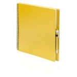 Caderno reciclado de cor apelativa, com caneta, folhas A4 lisas ECOriginal cor amarelo