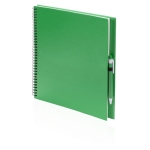 Caderno reciclado de cor apelativa, com caneta, folhas A4 lisas ECOriginal cor verde