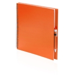 Caderno reciclado de cor apelativa, com caneta, folhas A4 lisas ECOriginal cor cor-de-laranja