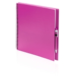Caderno reciclado de cor apelativa, com caneta, folhas A4 lisas ECOriginal cor fúcsia