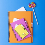 Caderno reciclado de cor apelativa, com caneta, folhas A4 lisas ECOriginal vista de ambiente