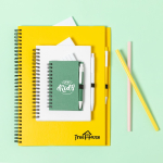 Caderno reciclado de cor apelativa, com caneta, folhas A4 lisas ECOriginal