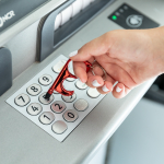 Porta-chaves anticontato colorido com caneta e ponteiro Metallic