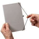 Bloco de notas de pele reciclada folhas A5 linhas Recyled Leather cor cinzento-claro vista de ambiente 2