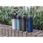 Copo térmico com sistema de abertura fácil anti-gotas 300ml Hot&Cold cor verde-escuro vista de ambiente 2