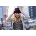 Gorros de inverno ecológicos com patch com logo e design Clássico Eco cor preto vista de ambiente 3