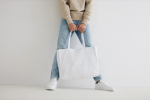 Saco impresso ou bordado grande de algodão reciclado 145 g/m2 Waterless cor branco segunda vista com modelo