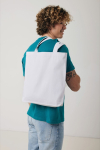 Sacos com logo reciclados e asas compridas 330 g/m2 Waterless Strong cor branco segunda vista com modelo