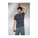 T-shirt poliester, bordada ou serigrafada 105 g/m2 Elevate Essentials cor preto imagem de estilo de vida