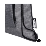 Saco-mochila de rPET com cordão dobrável e bolso frontal cor cinzento vista detalhe 1