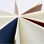 Caderno A5 com capa de cartão e folhas pautadas cor de creme