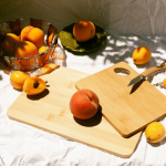 Tábua de bambu para comida promocional com logotipo cor natural vista detalhe 2