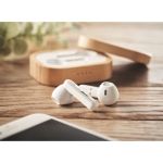 2 auriculares bluetooth TWS 5.0 por 3 horas com caixa de bambu Blues cor madeira vista conjunto principal