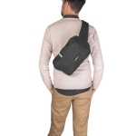 Bolsa tiracolo acolchoada rPET com partes refletoras e bolso frontal cor preto oitava vista