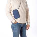 Suporte para celular com alça de ombro com zíper Expedition RPET vista de ambiente