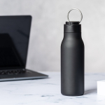 Garrafa térmica de aço inoxidável com pega na tampa 600ml Fancy vista de ambiente
