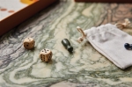 Jogo de tabuleiro Ludo em original design apresentado em caixa cor preto
