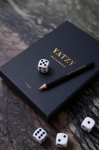 Jogo Yahtzee em caixa elegante com bloco e lápis Yahtzee cor azul-marinho vista de ambiente 2