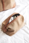 Nécessaire personalizado de poliéster reciclado EcoStylish cor castanho-claro vista de ambiente