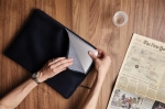Bolsa acolchoada para portátil elegante e de qualidade 16'' Sophisticase cor azul vista de ambiente 2