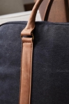 Pasta para portátil acolchoada reciclada elegante 16'' EcoJourney cor azul-marinho vista de ambiente 3