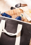 Saco térmico tipo tote reciclado com detalhes elegantes Nevera Jasper cor preto vista de ambiente 2