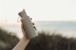 Garrafas com logo térmicas com pega e abertura de botão 500ml OnePress cor bege vista de ambiente 2