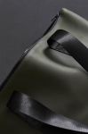 Bolsa leve em couro sintético com fecho de correr Contempo cor verde-escuro vista de ambiente 2