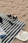 Manta de piquenique felpa e algodão listrada com pega Picnic EcoSoft cor preto vista de ambiente