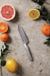 Faca em aço, estilo japonês promocional Hattasan Santoku cor prateado vista de ambiente 2
