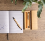 Set de caneta e lápis de bambu em caixa tinta azul Conscious cor madeira vista de ambiente