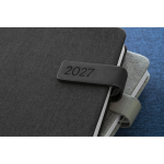 Agenda B5 com capa de poliéster reciclado e fecho elástico cor azul