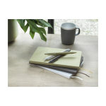 Caneta de materiais e resíduos ecológicos de tinta preta imagem de estilo de vida