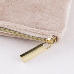Nécessaire de veludo com detalhes dourados no zíper e puxador cor natural terceira vista