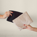 Nécessaire de veludo com detalhes dourados no zíper e puxador cor natural quinta vista